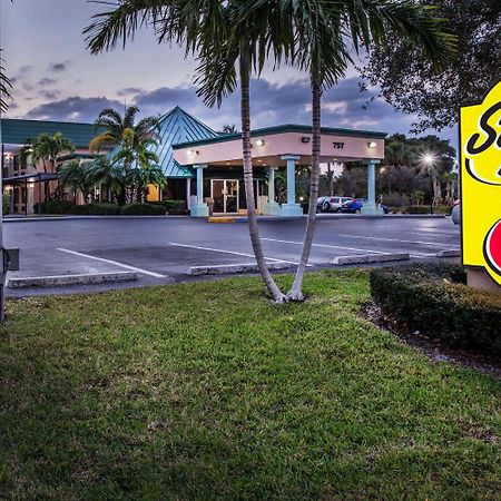 Super 8 By Wyndham North Palm Beach Exterior photo