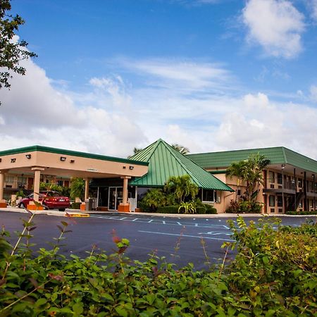 Super 8 By Wyndham North Palm Beach Exterior photo