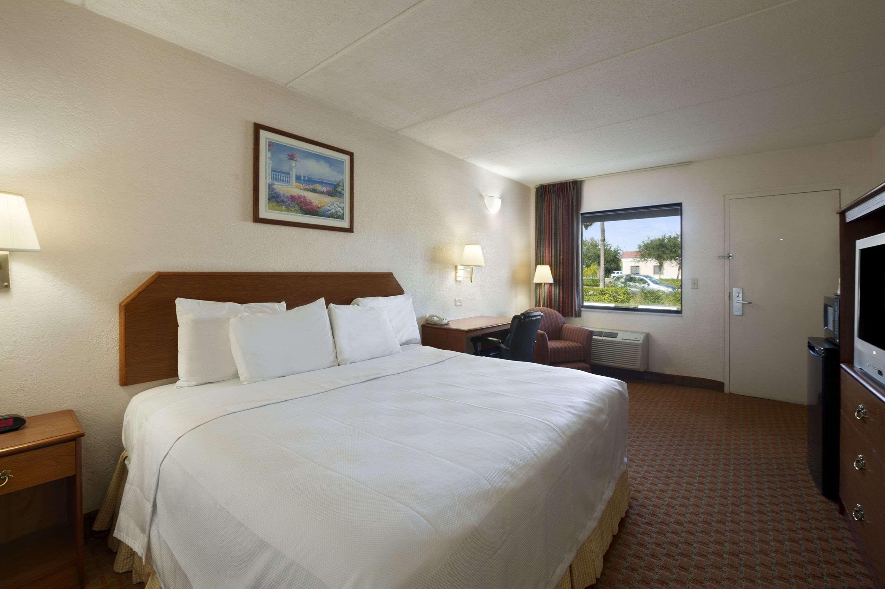 Super 8 By Wyndham North Palm Beach Exterior photo
