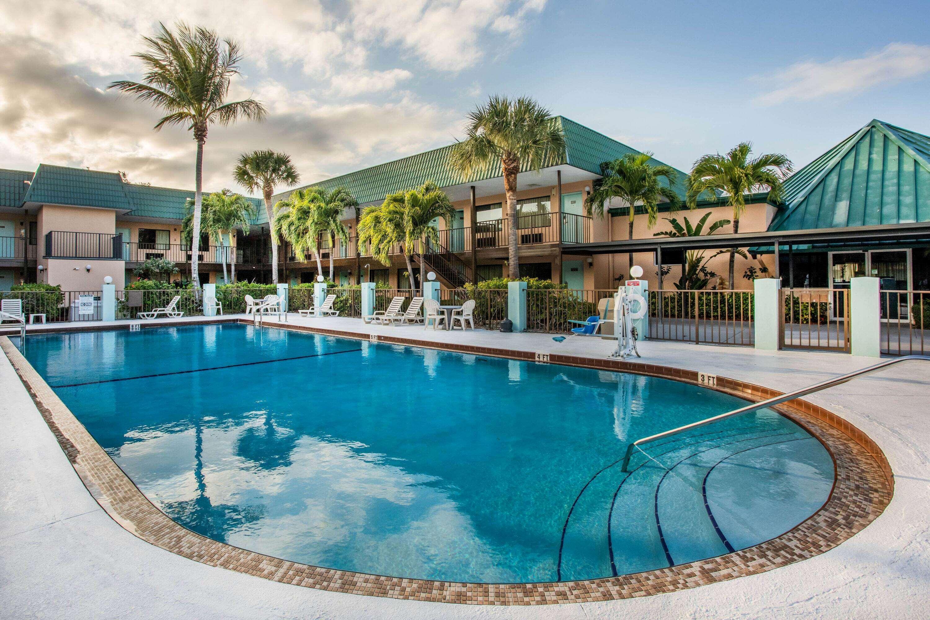 Super 8 By Wyndham North Palm Beach Exterior photo