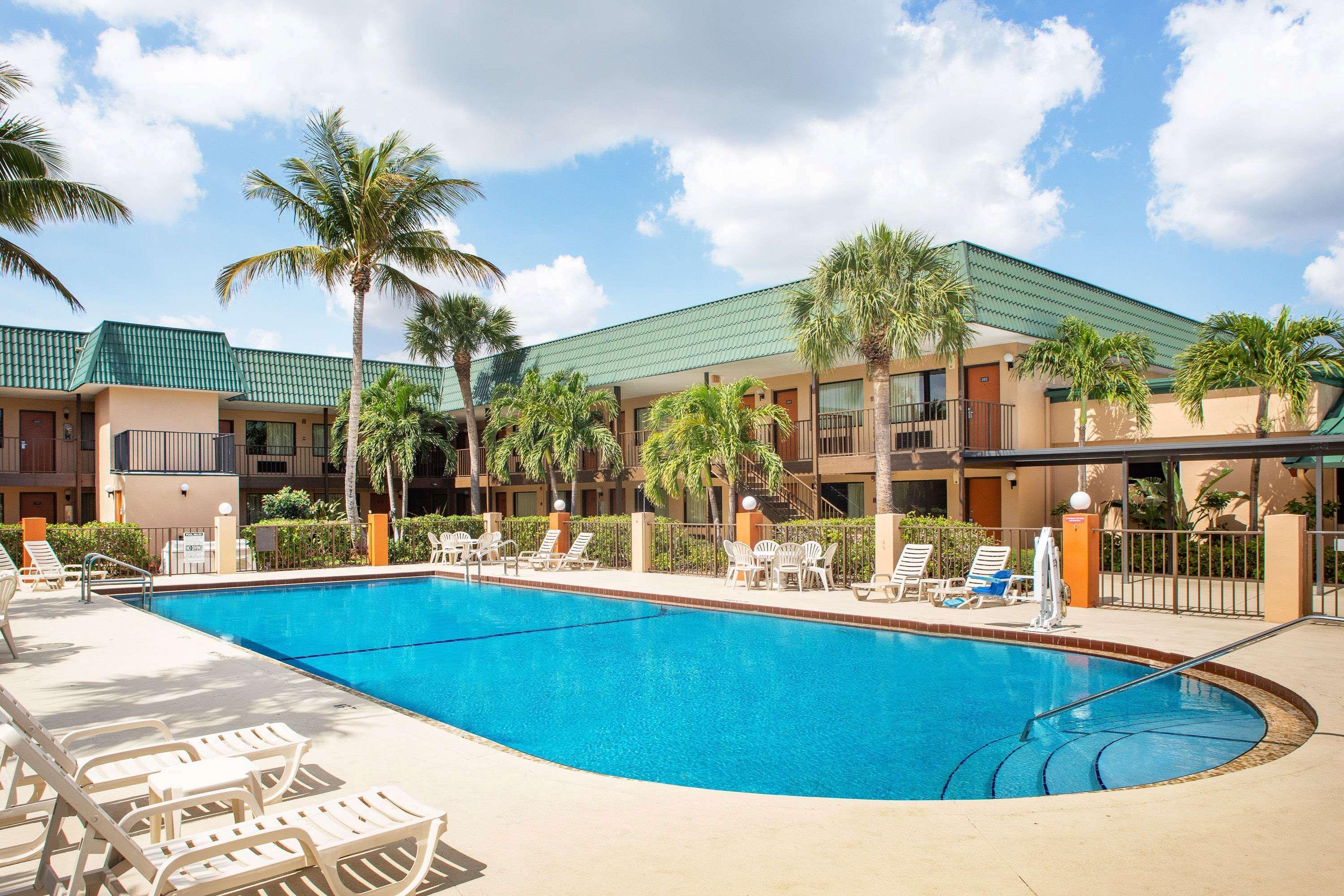 Super 8 By Wyndham North Palm Beach Exterior photo