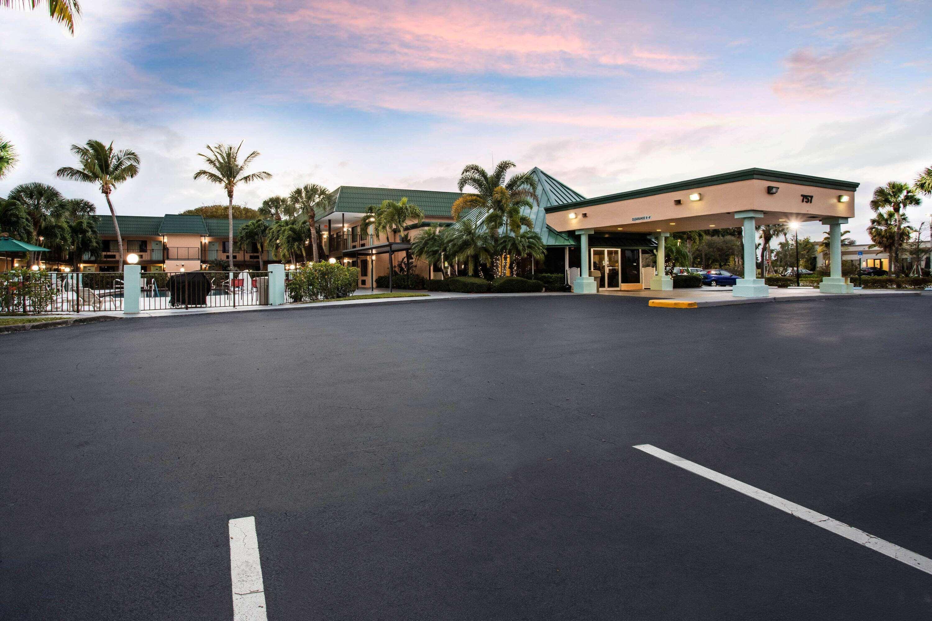 Super 8 By Wyndham North Palm Beach Exterior photo