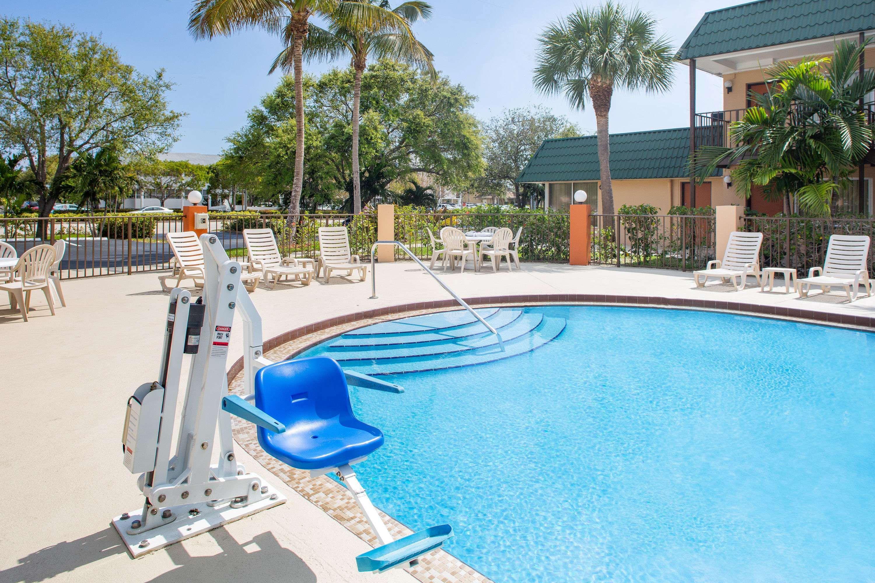 Super 8 By Wyndham North Palm Beach Exterior photo