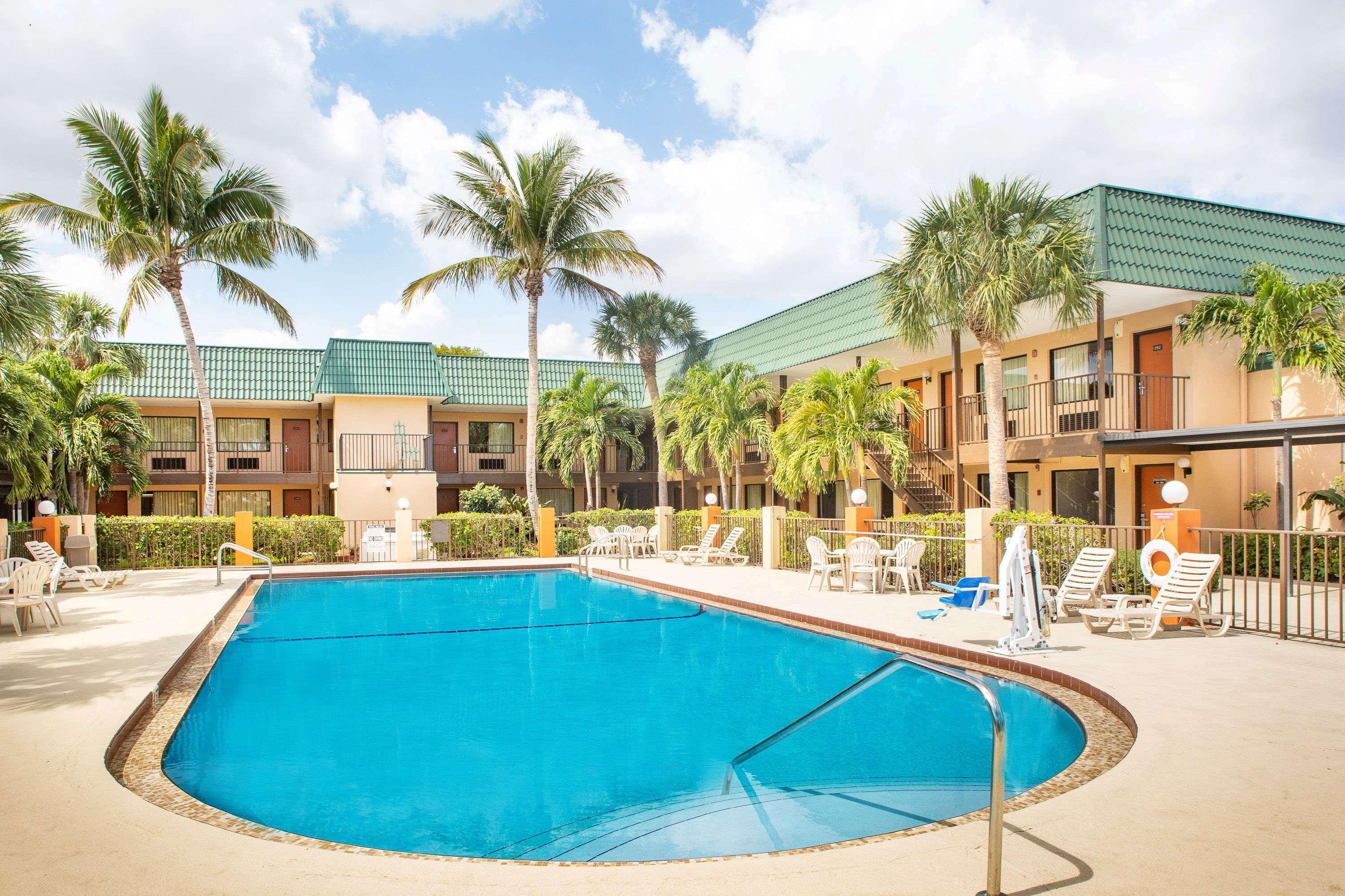 Super 8 By Wyndham North Palm Beach Exterior photo