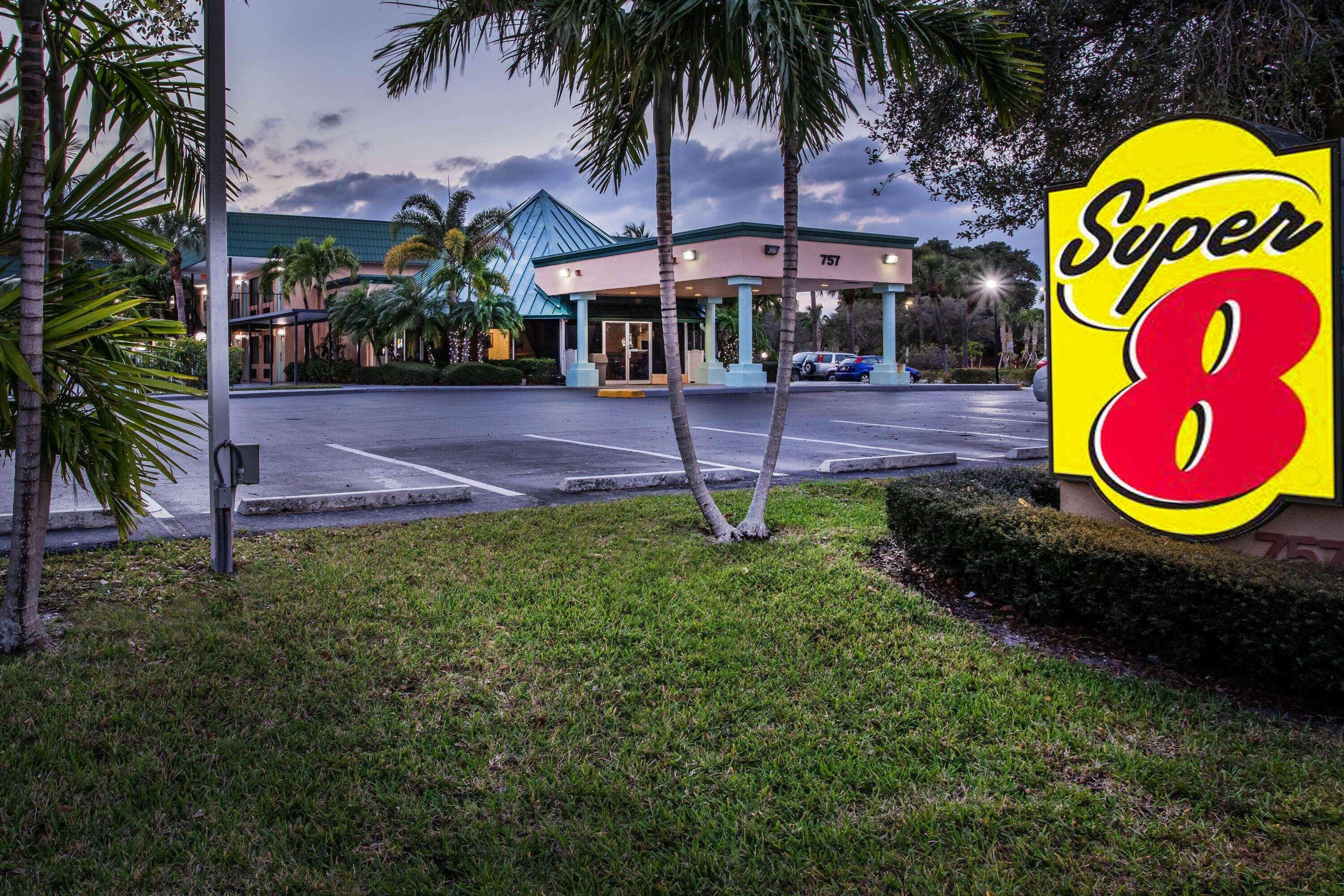 Super 8 By Wyndham North Palm Beach Exterior photo