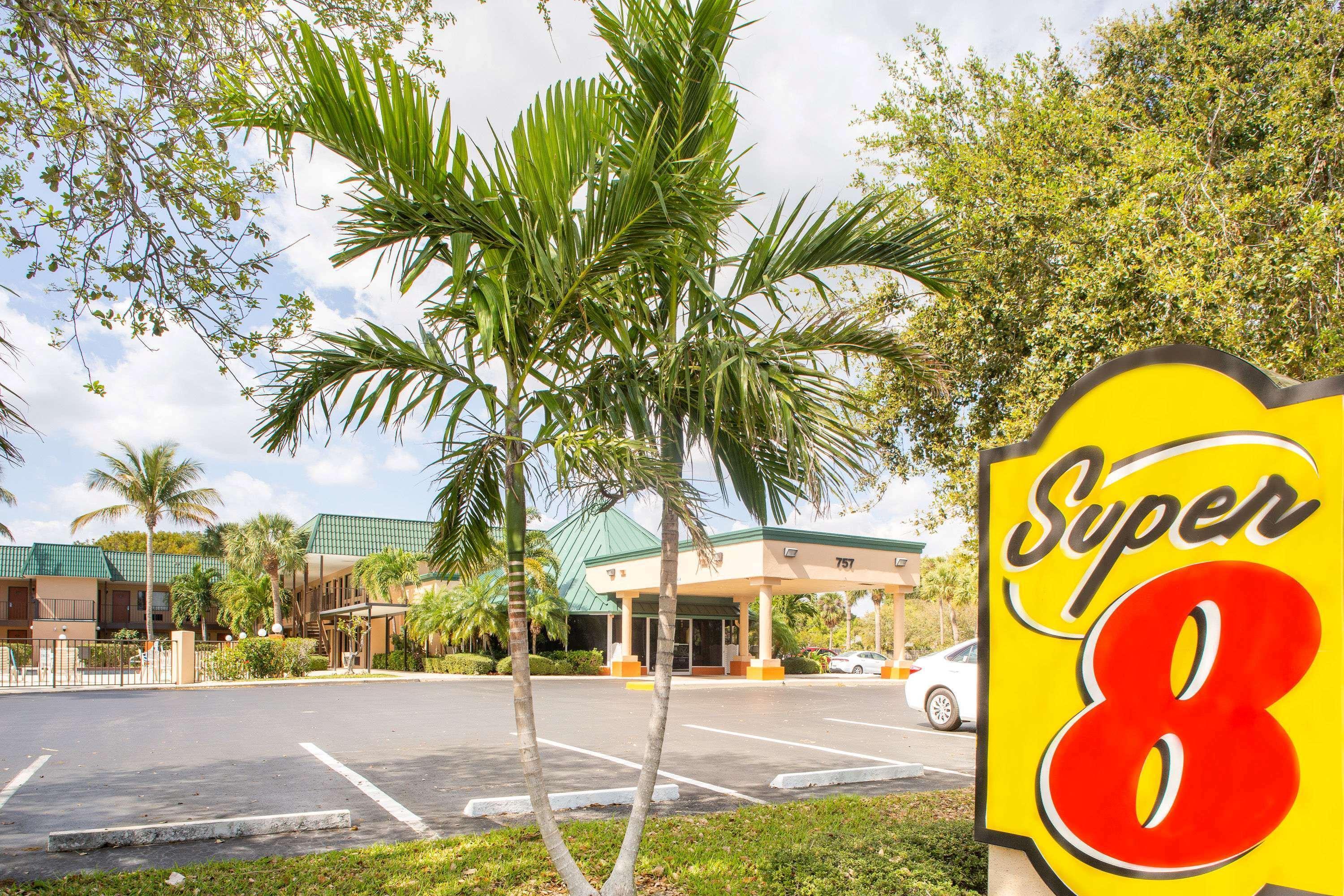 Super 8 By Wyndham North Palm Beach Exterior photo