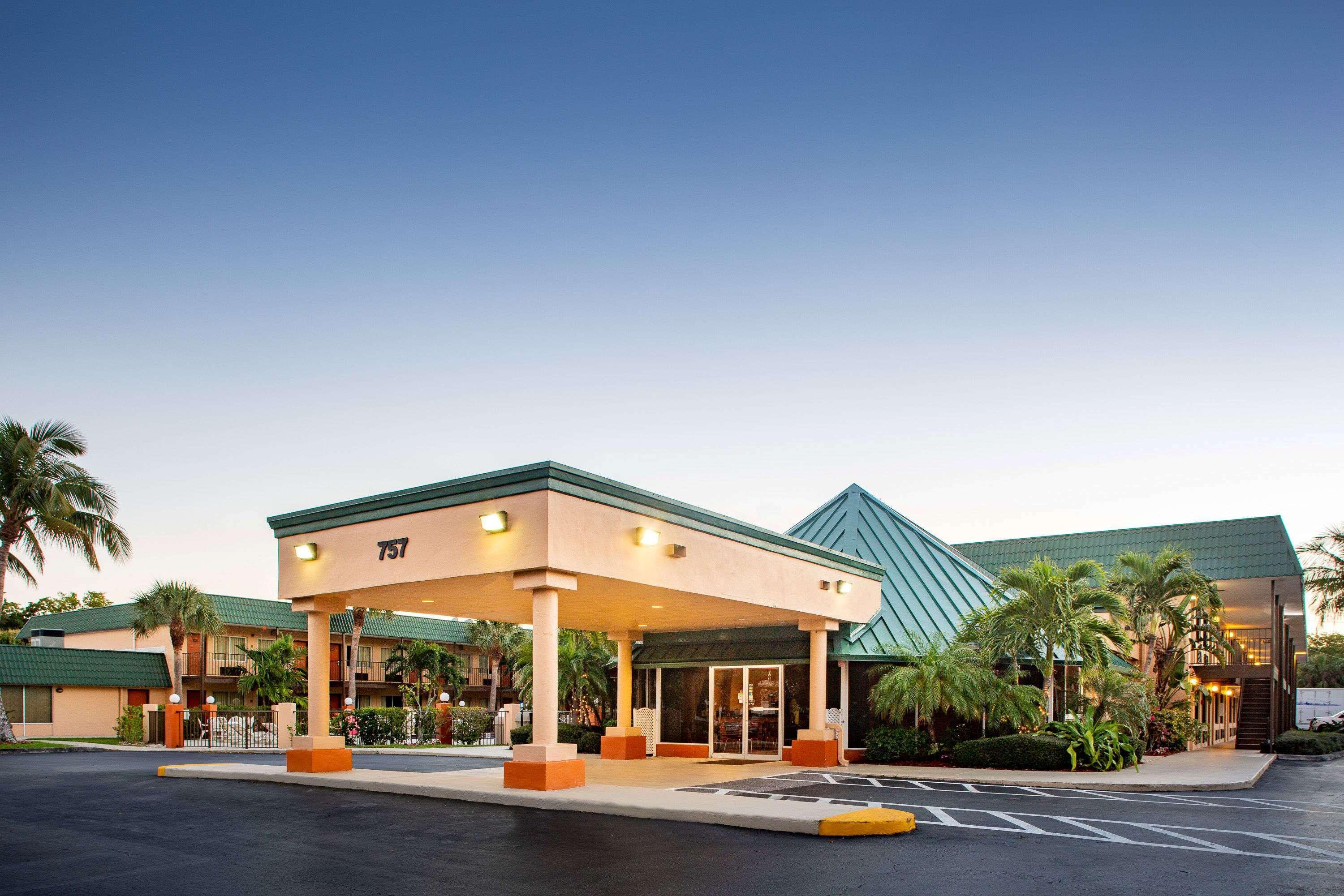Super 8 By Wyndham North Palm Beach Exterior photo