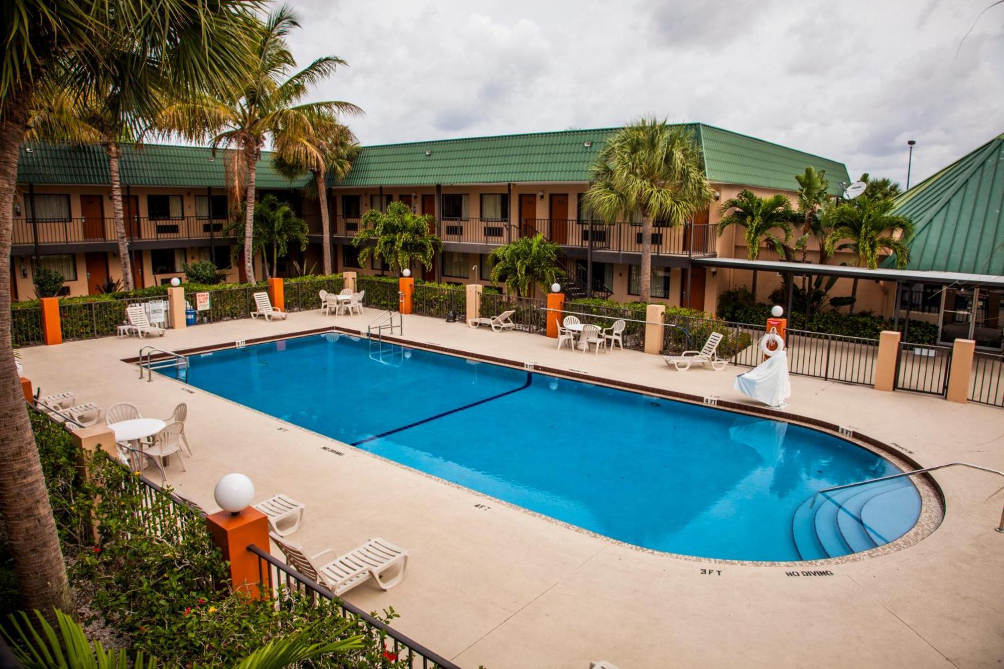 Super 8 By Wyndham North Palm Beach Exterior photo
