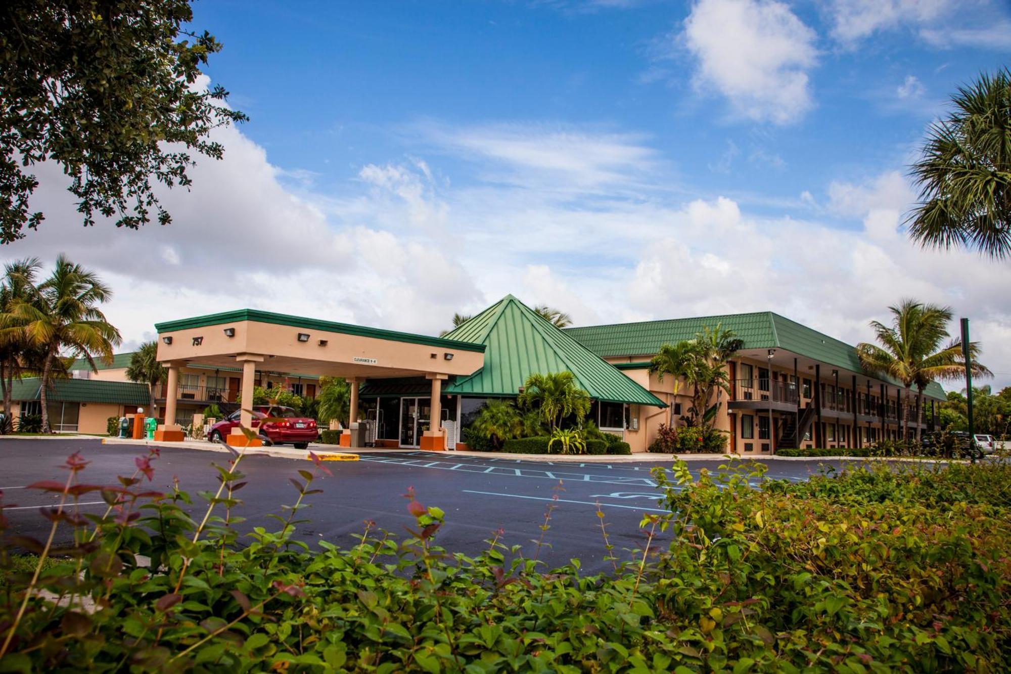 Super 8 By Wyndham North Palm Beach Exterior photo