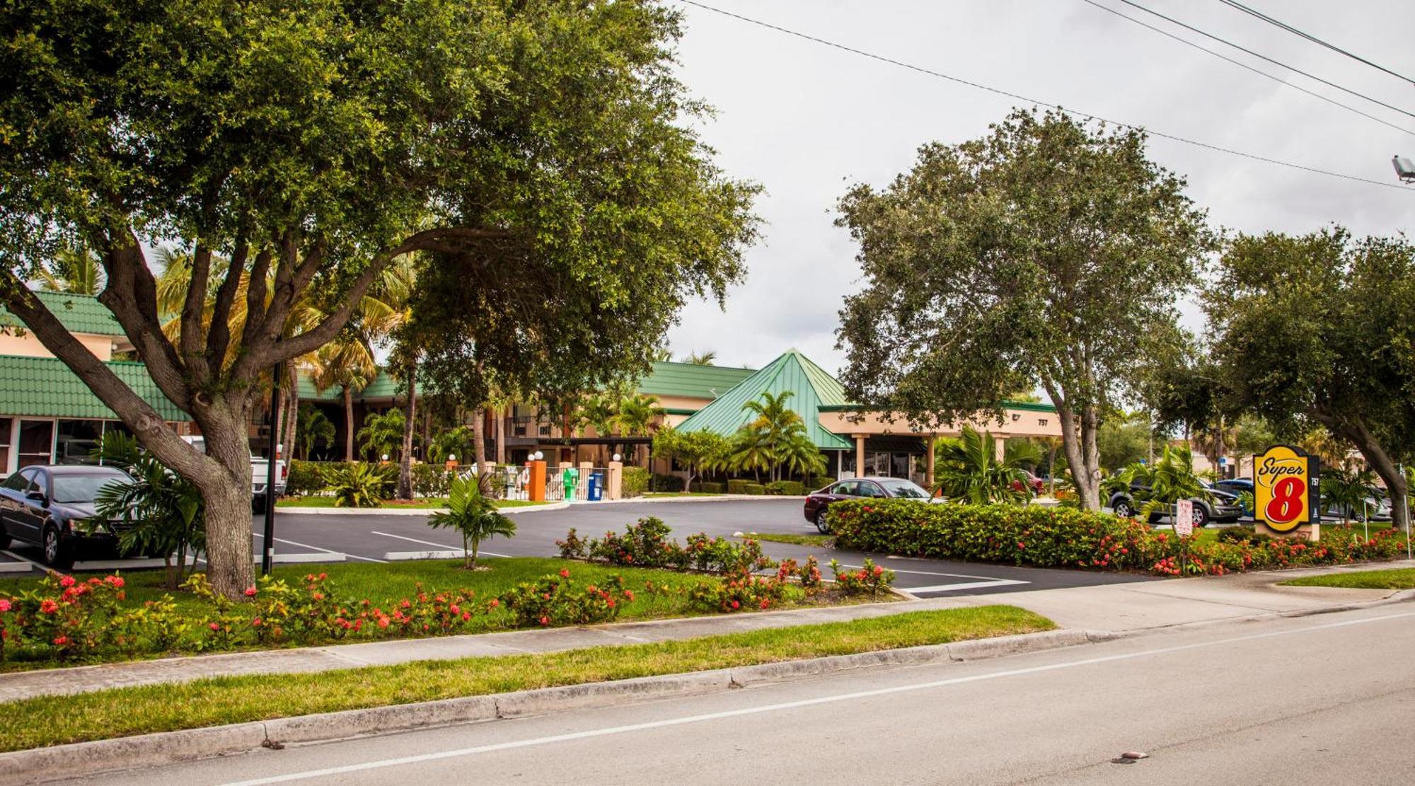 Super 8 By Wyndham North Palm Beach Exterior photo