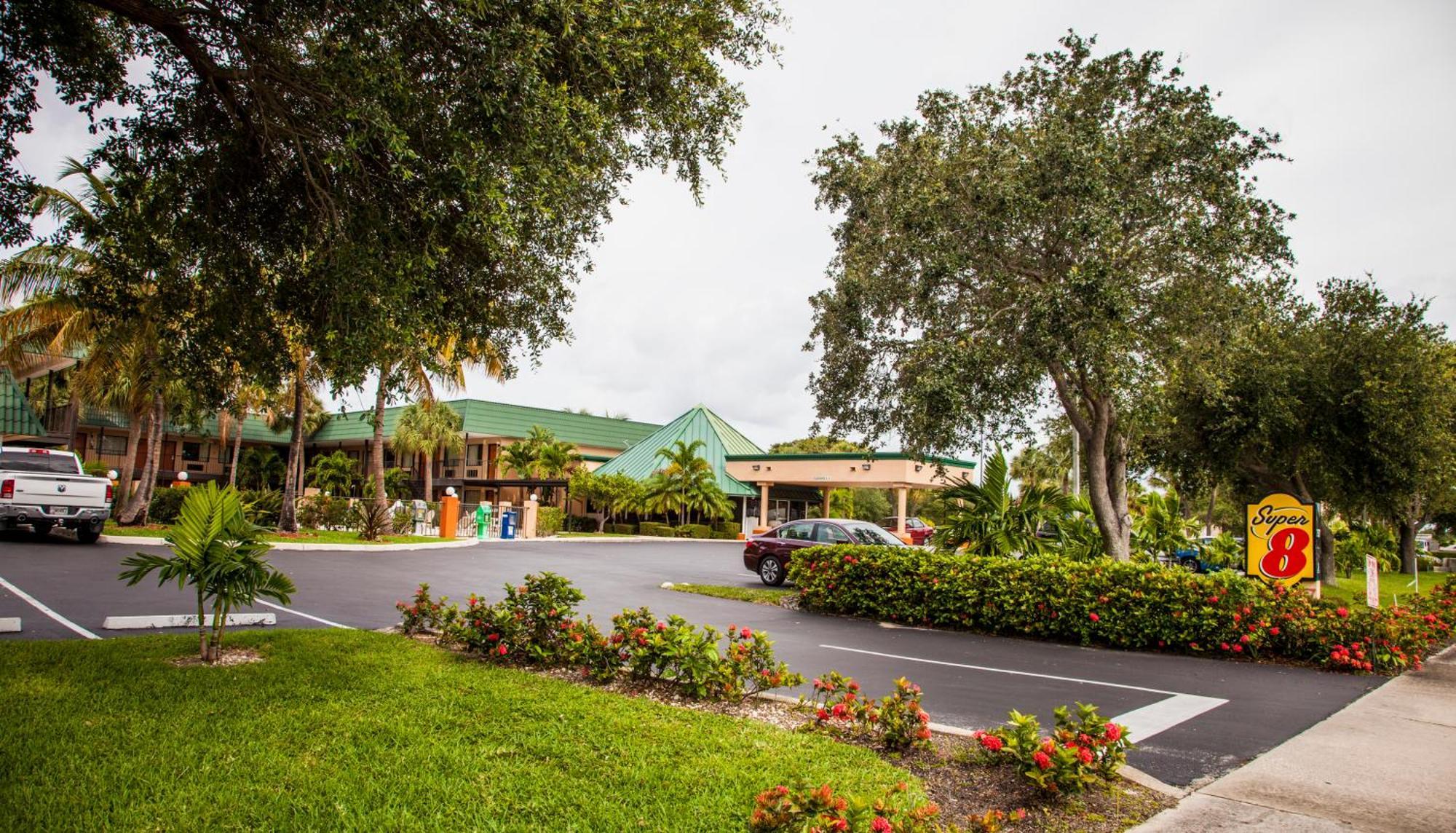 Super 8 By Wyndham North Palm Beach Exterior photo