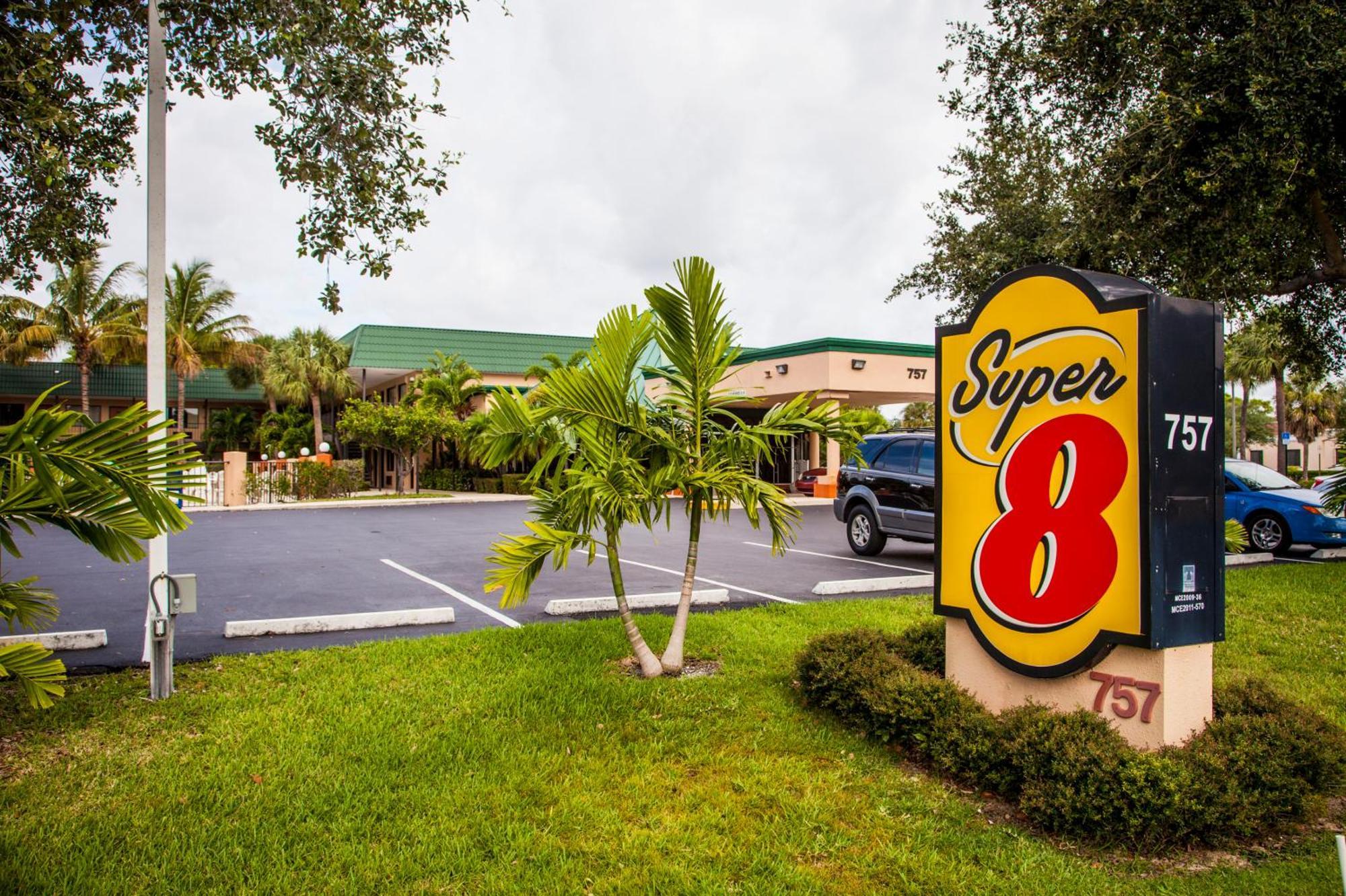 Super 8 By Wyndham North Palm Beach Exterior photo