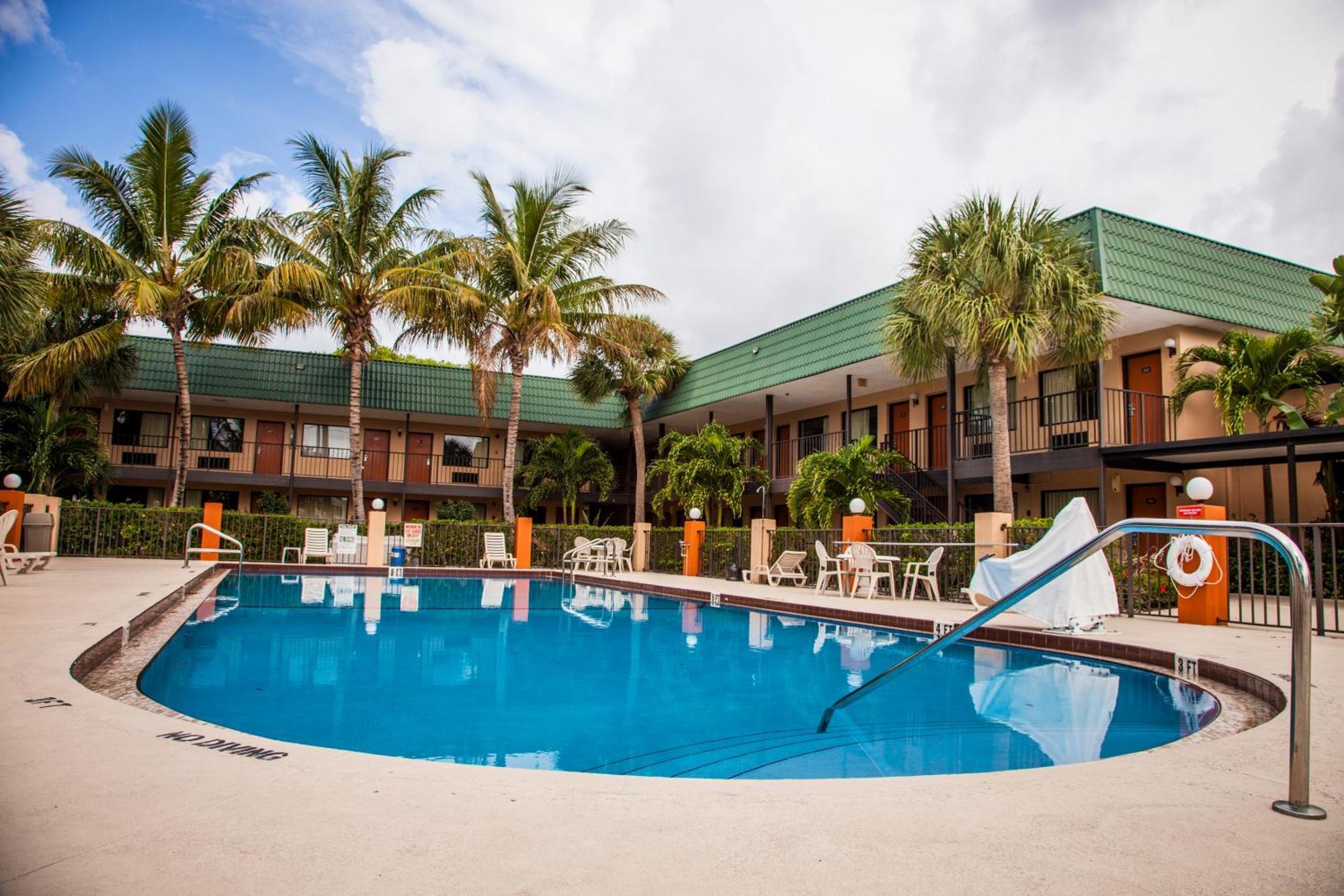 Super 8 By Wyndham North Palm Beach Exterior photo